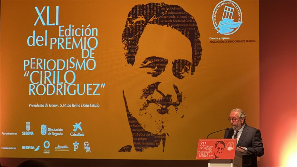 Acto de entrega del galardón del XLI Premio de Periodismo ‘Cirilo Rodríguez’. Asisten el presidente de las Cortes, Francisco Vázquez, y el alcalde de Segovia, José Mazarías