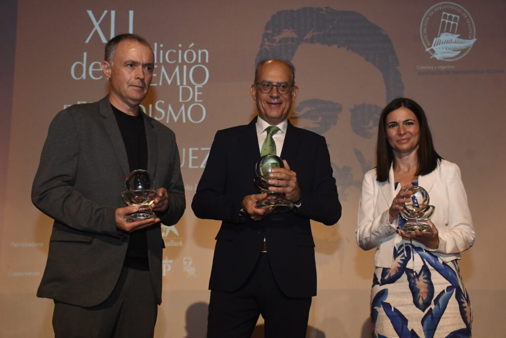 Acto de entrega del galardón del XLI Premio de Periodismo ‘Cirilo Rodríguez’. Asisten el presidente de las Cortes, Francisco Vázquez, y el alcalde de Segovia, José Mazarías