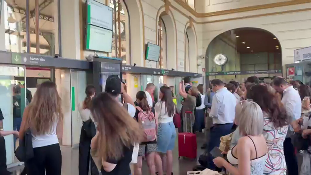 Pasajeros en la estación de Valladolid esperan en el vestíbulo noticias sobre la incidencia